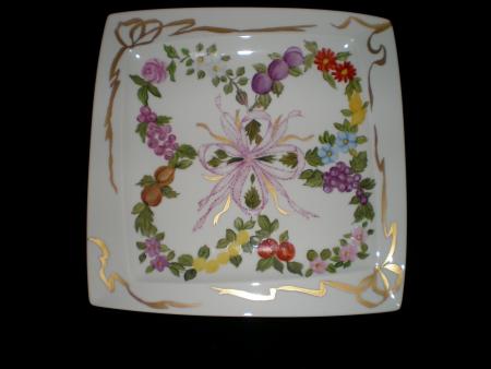 Plateau avec fruits, fleurs et rubans