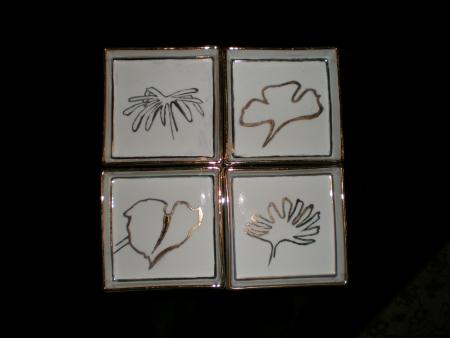 4 petits ravins avec feuilles et fleurs dor&eacute;s